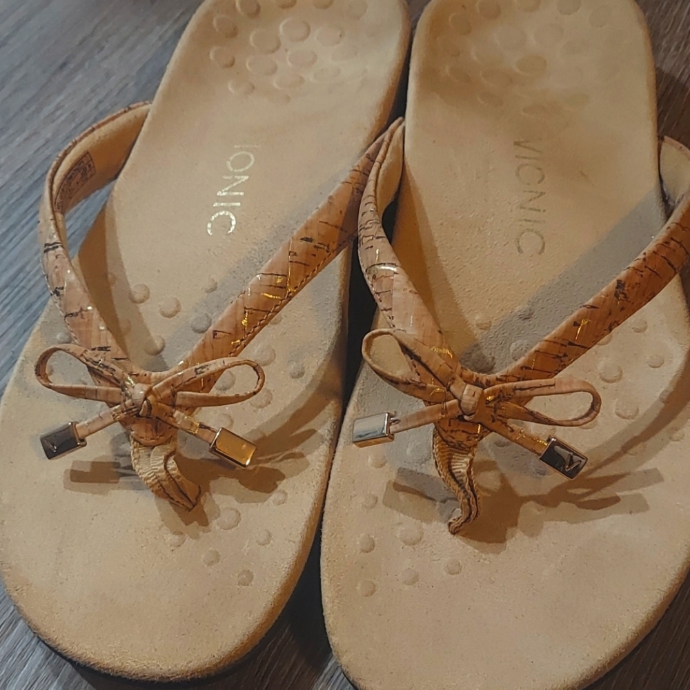 VIONIC Bella Sandal Size 8 in Gold Cork
